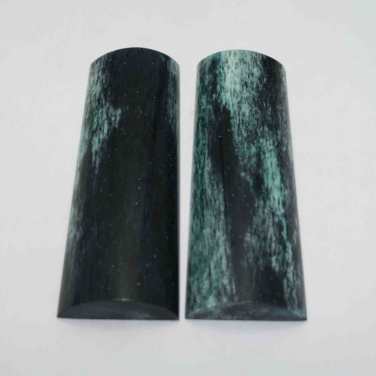 NB104MAN126 Giraffe Bone Scales