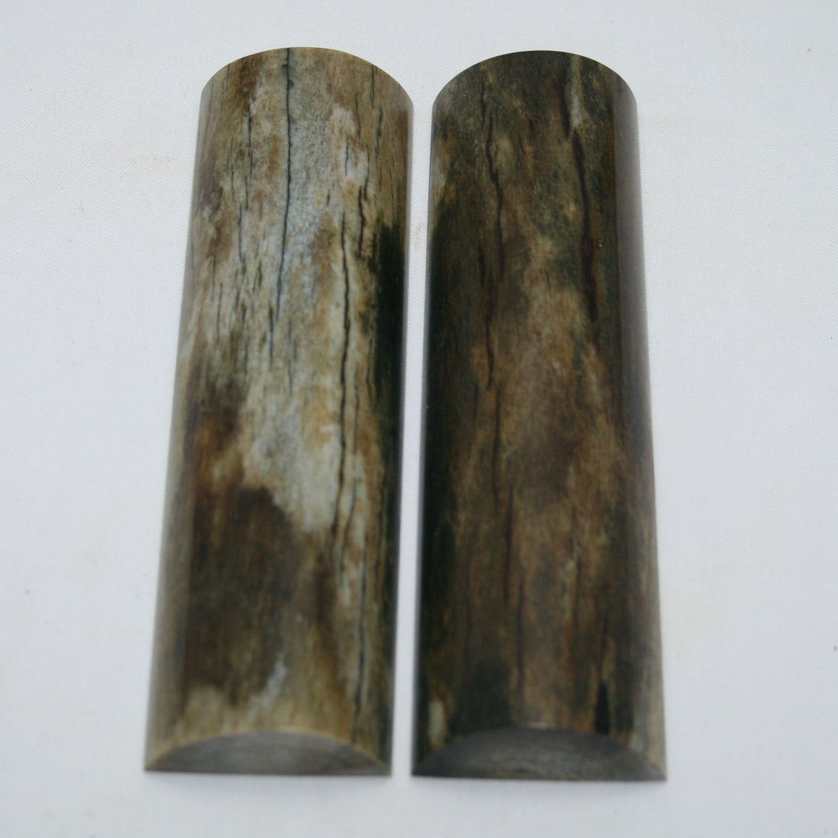 NB105MAN198 Giraffe Bone Scales