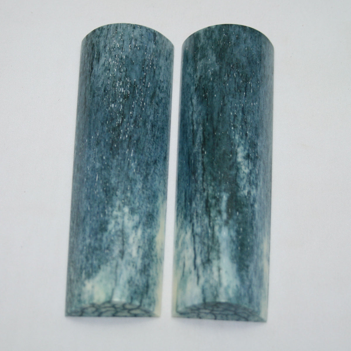 NB105MAN73 Giraffe Bone Scales