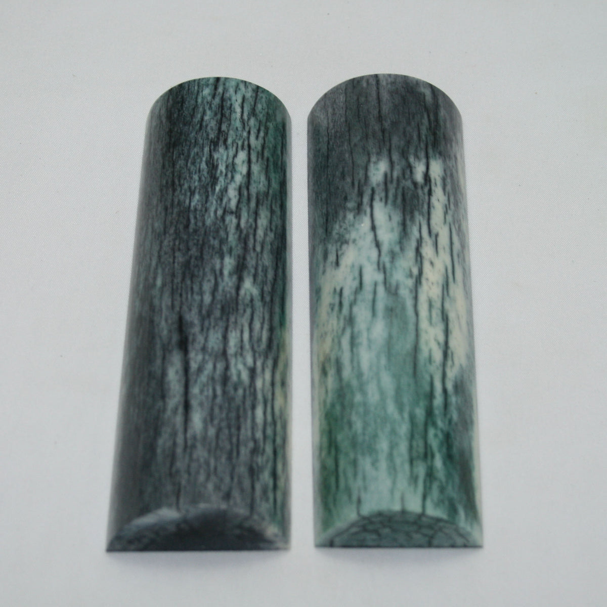 NB105MAN74 Giraffe Bone Scales