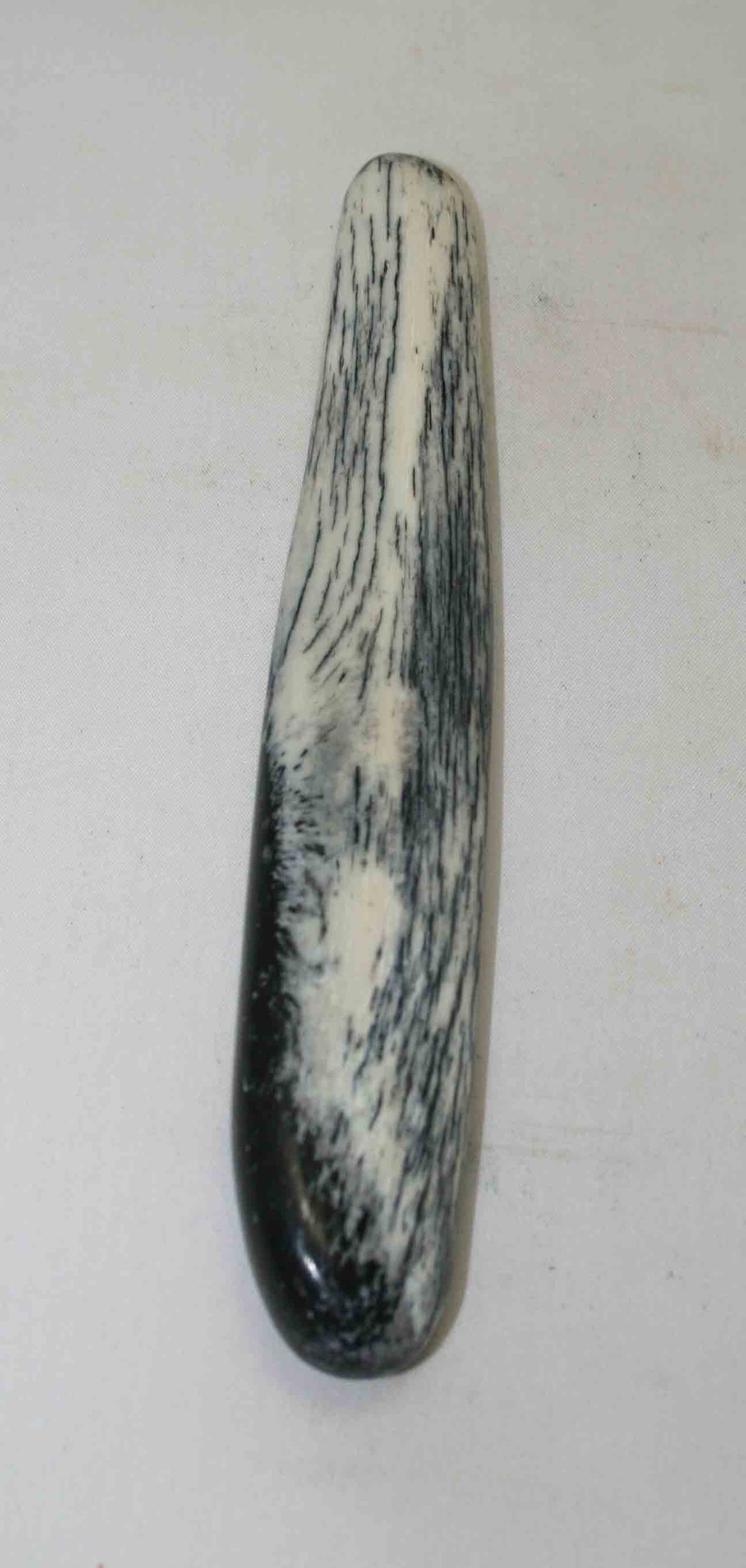 NB106NA1 Giraffe Bone Round  7.00 " x middle size 1.17" x 0.59 " inch