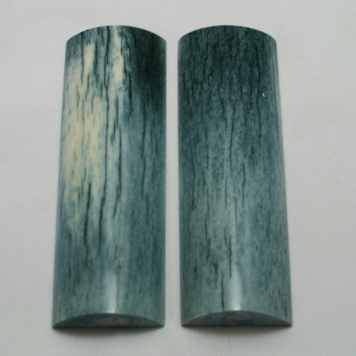 NB108MAN17 Giraffe Bone Scales