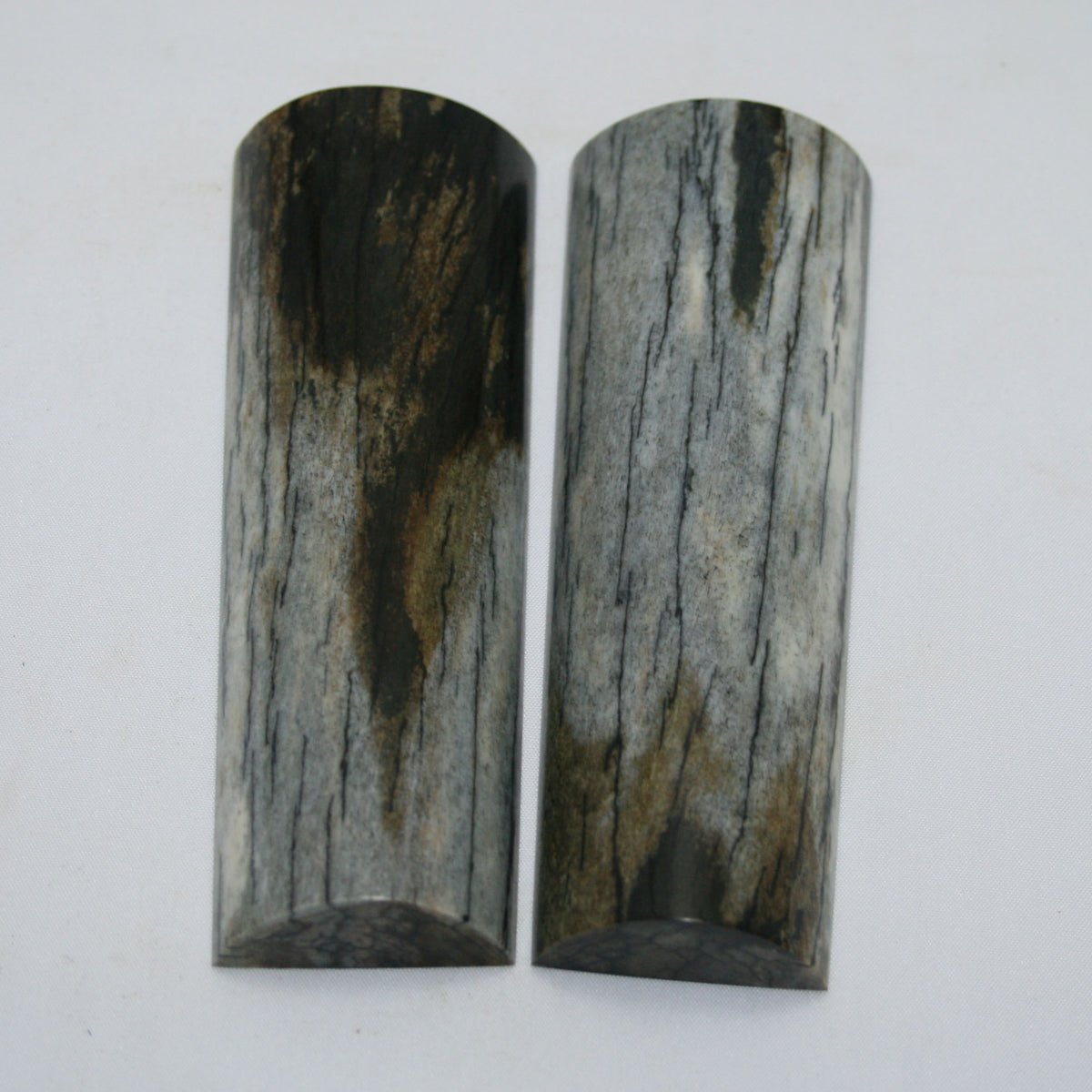 NB108MAN189 Giraffe Bone Scales