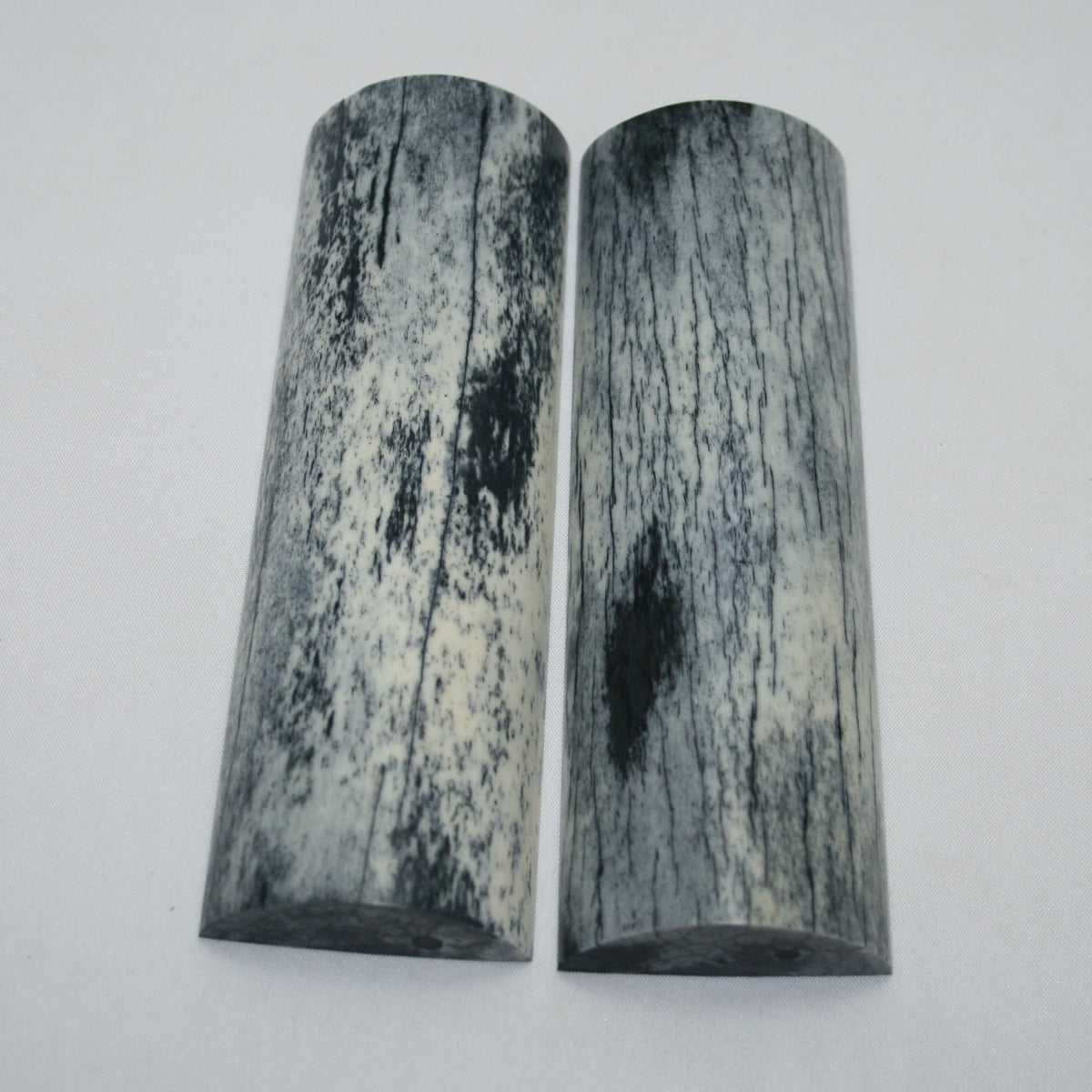 NB108MAN45 Giraffe Bone Scales