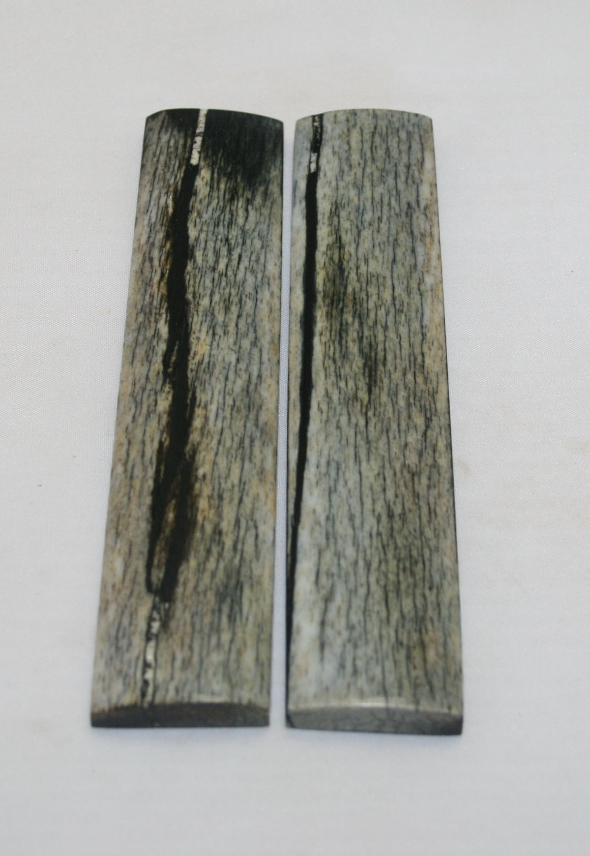 NB103MJ163 Giraffe Bone Scales