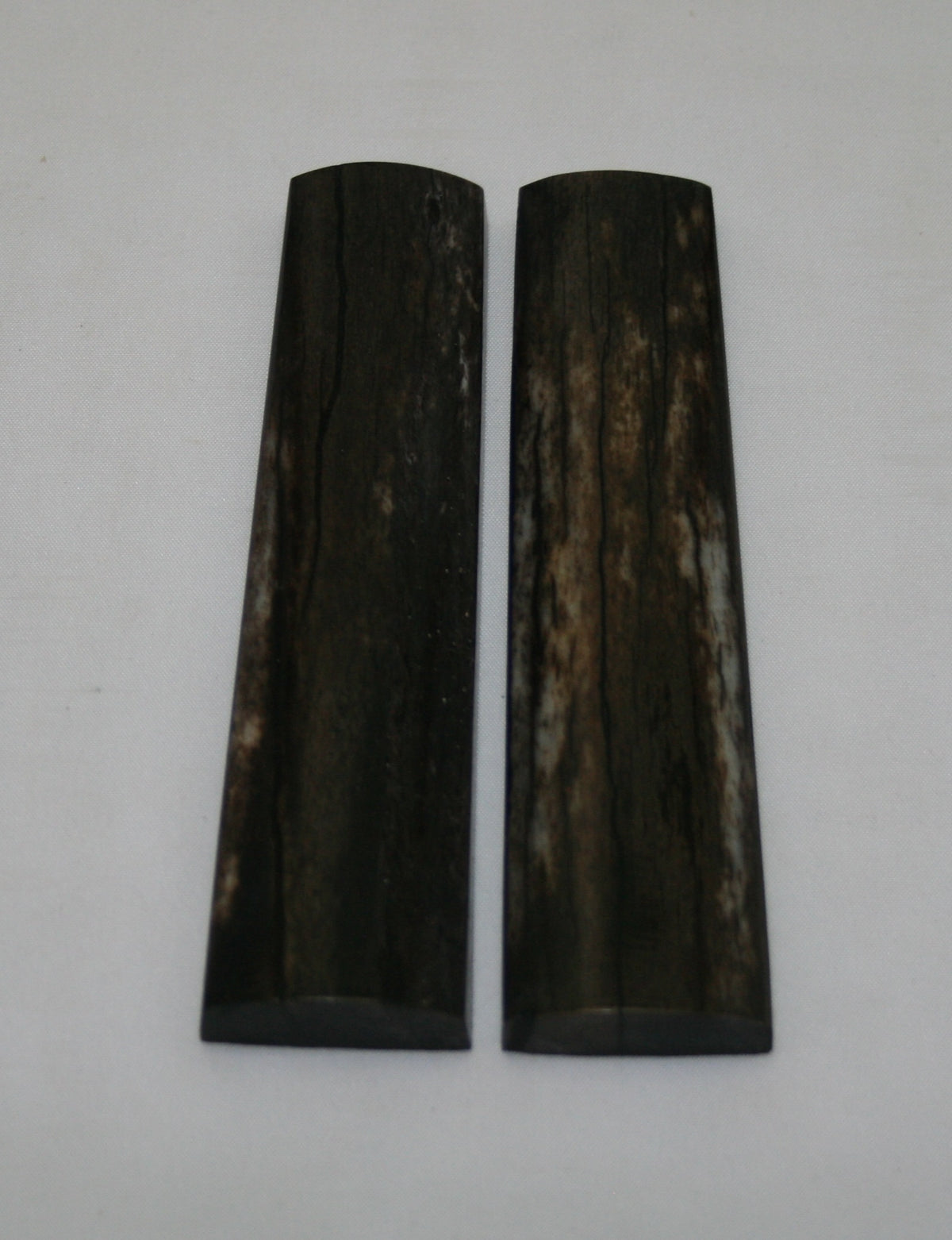 NB103MJ32  Giraffe Bone Scales