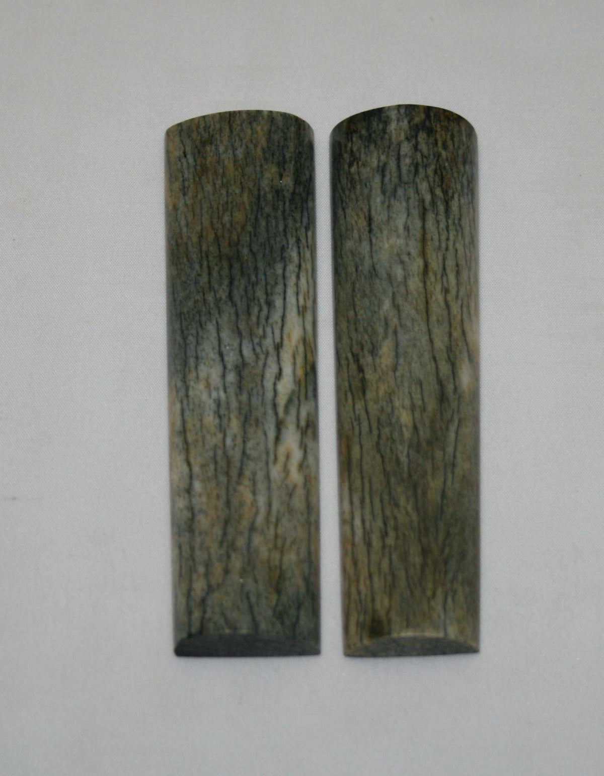 NB103MJ33  Giraffe Bone Scales