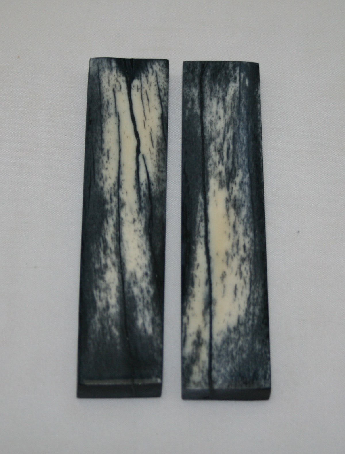 NB103MJ40 Giraffe Bone Scales