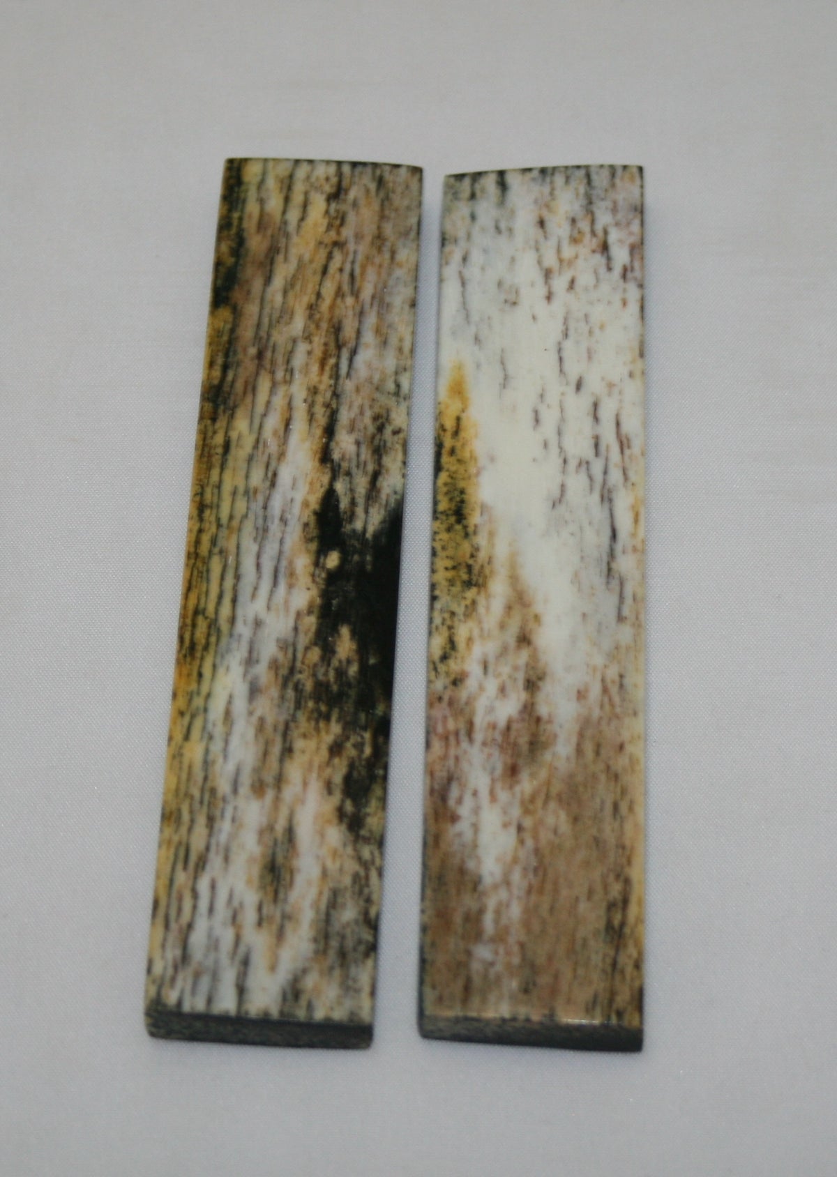 NB103MJ62 Giraffe Bone Scales