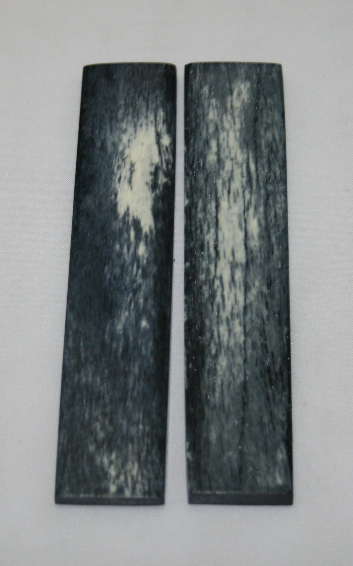 NB103MJ64 Giraffe Bone Scales