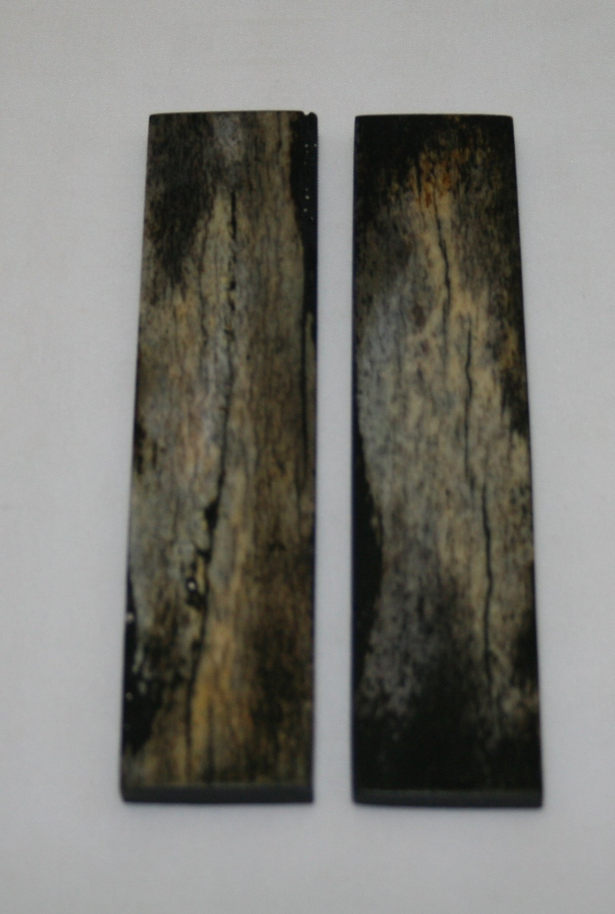 NB103MJ72 Giraffe Bone Scales