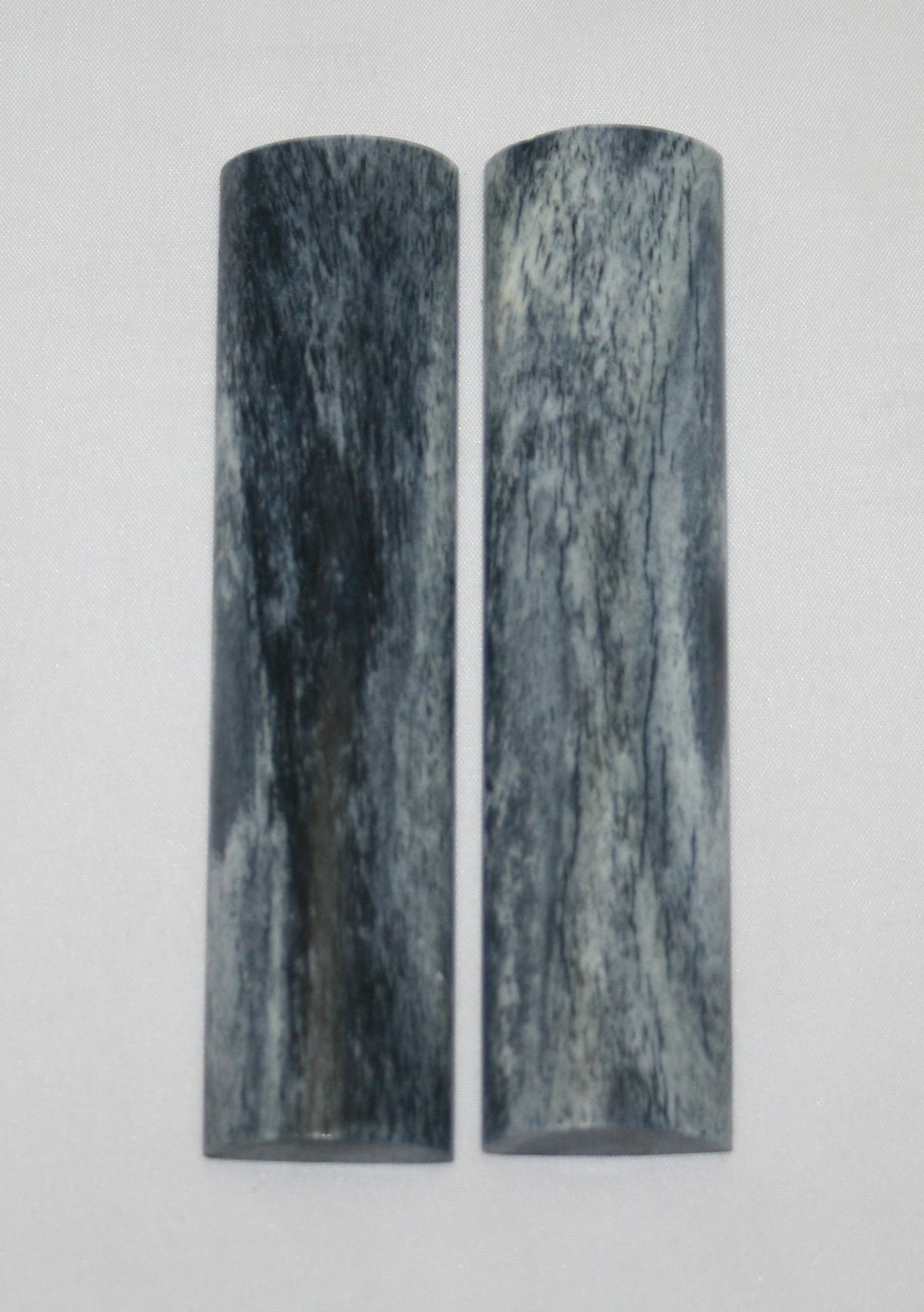 NB103MJ93 Giraffe Bone Scales