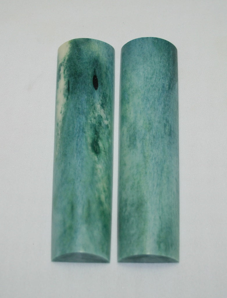 NB104LT42  Giraffe Bone Scales