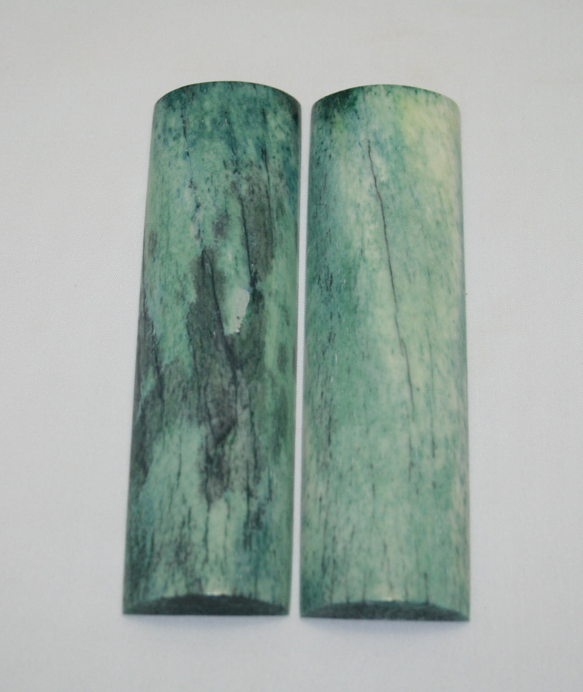 NB104LT68  Giraffe Bone Scales