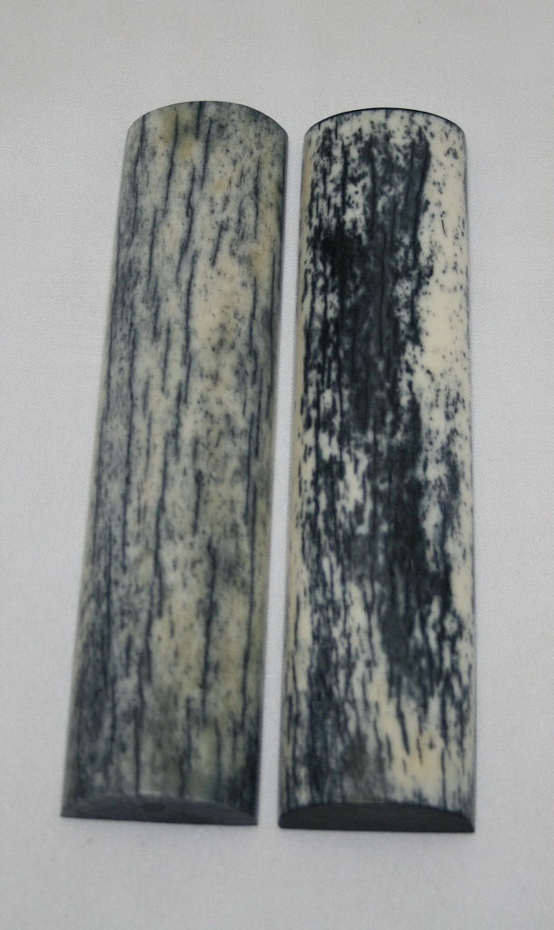 NB104MJ39  Giraffe Bone Scales