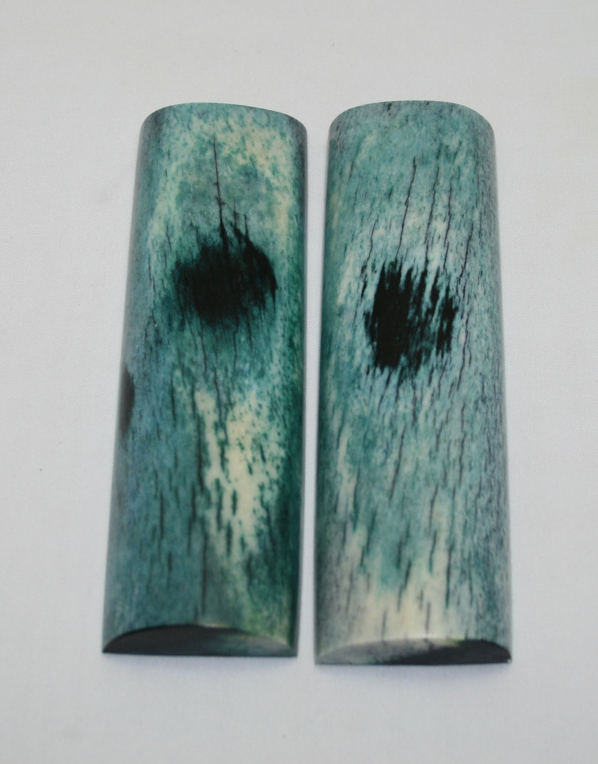 NB105LT13  Giraffe Bone Scales