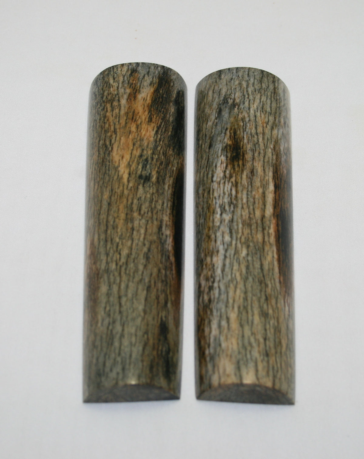 NB105LT22  Giraffe Bone Scales