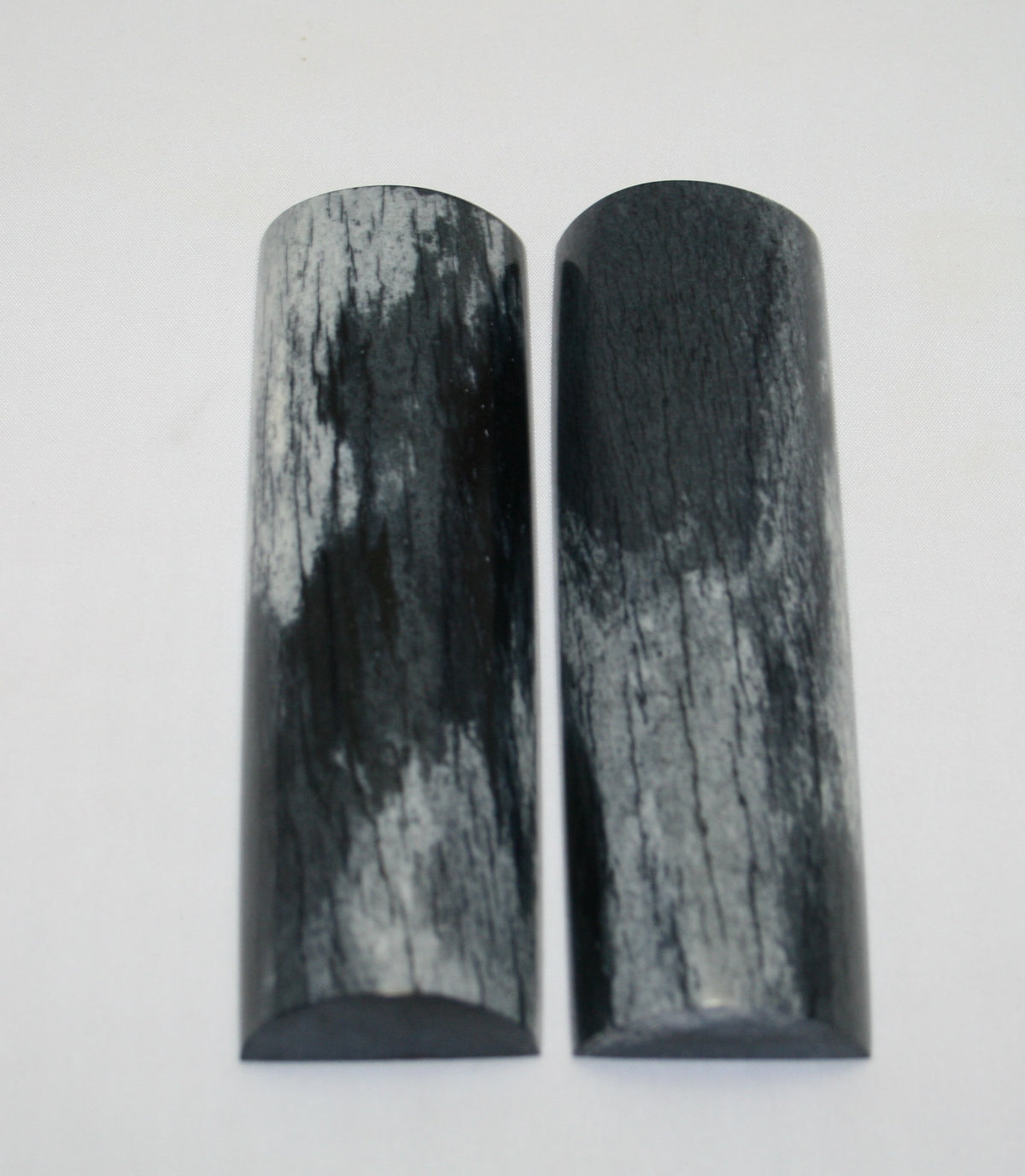 NB105LT52  Giraffe Bone Scales