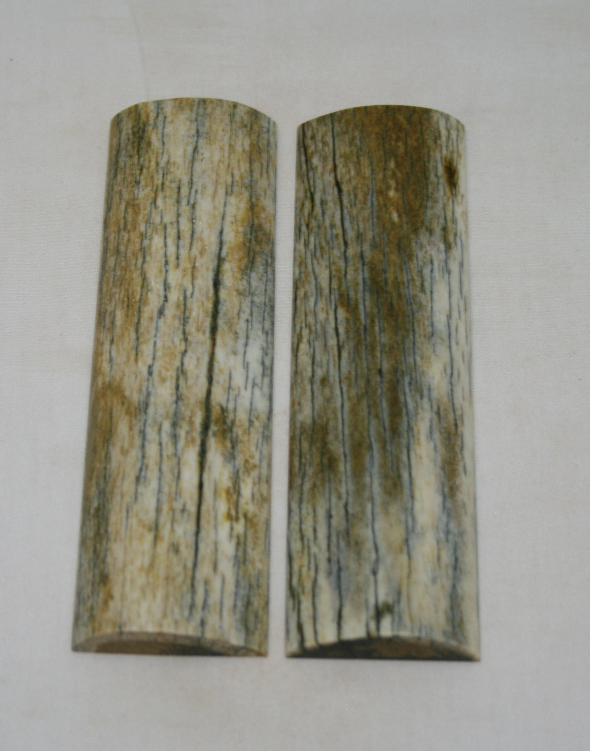 NB105S89 Giraffe Bone Scales