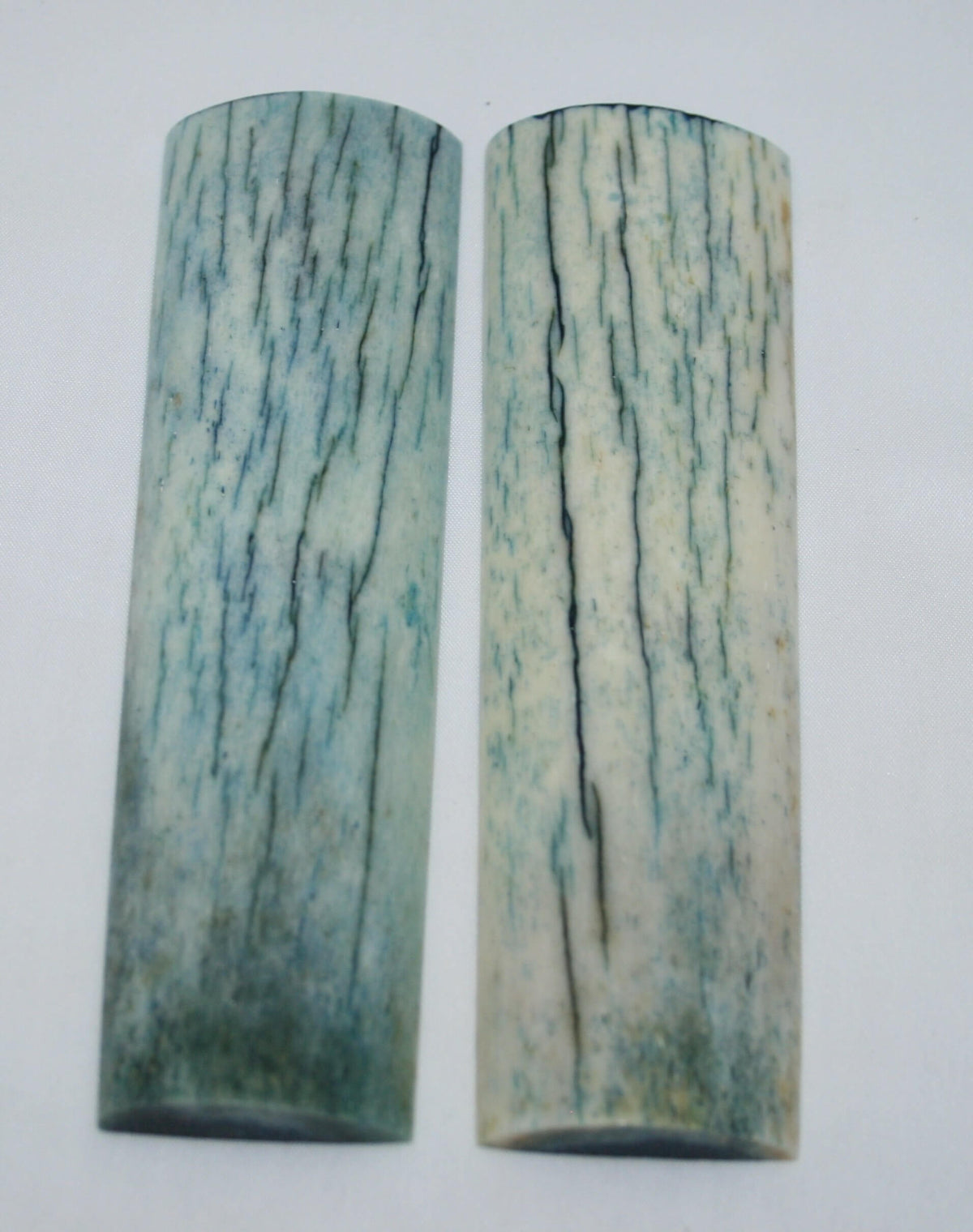 NB105T75 Giraffe Bone Scales