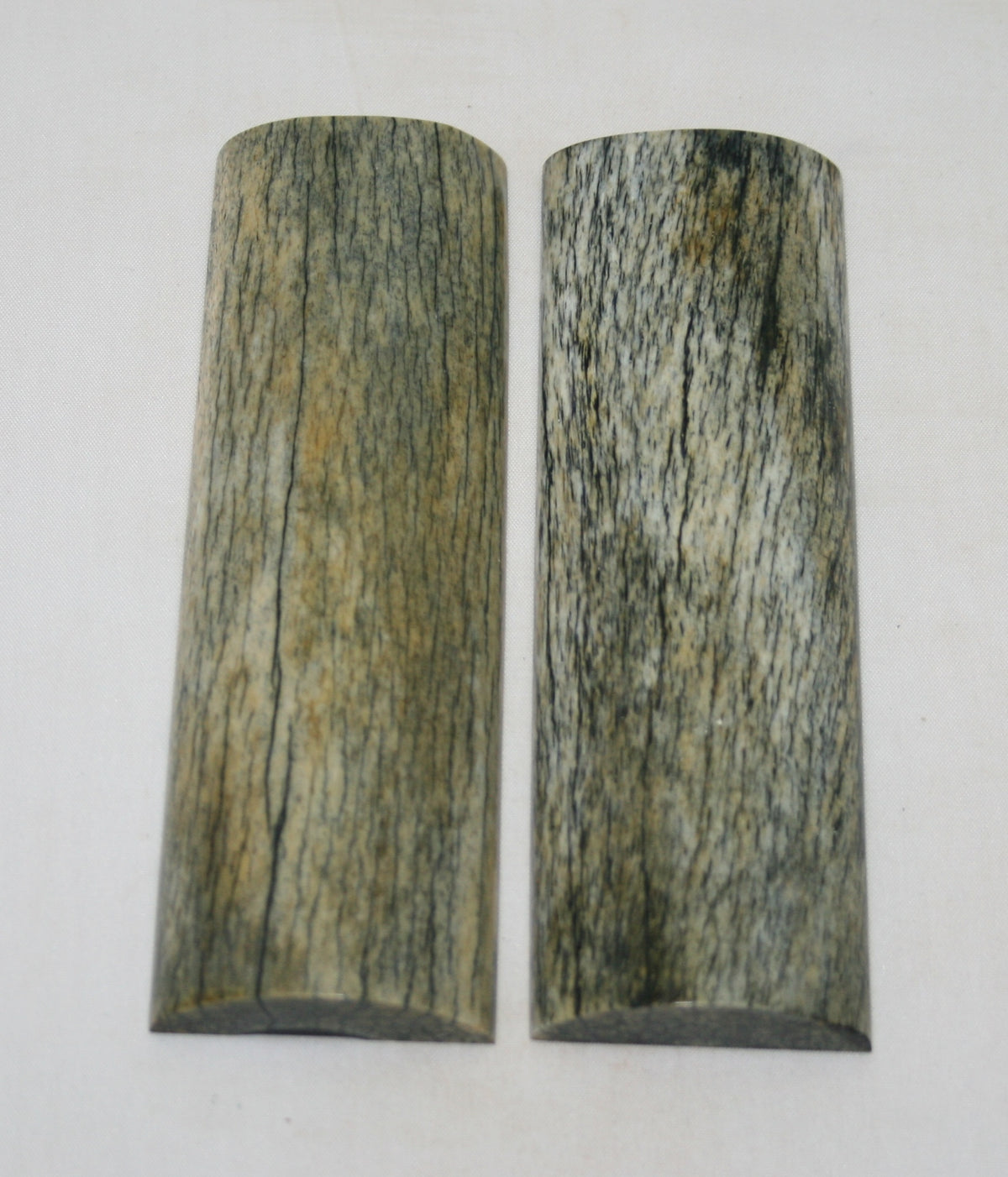 NB108S134 Giraffe Bone Scales