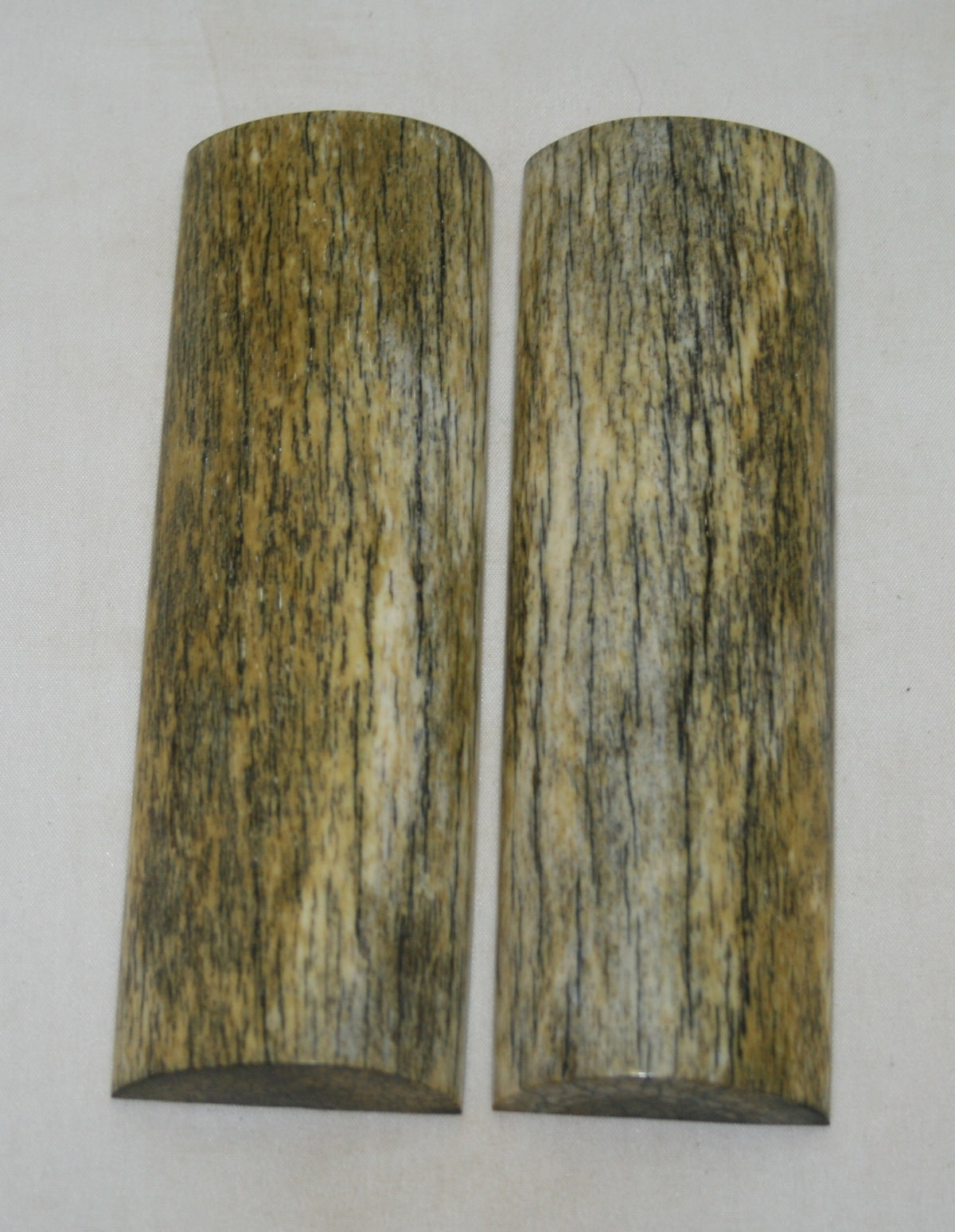 NB108S202 Giraffe Bone Scales