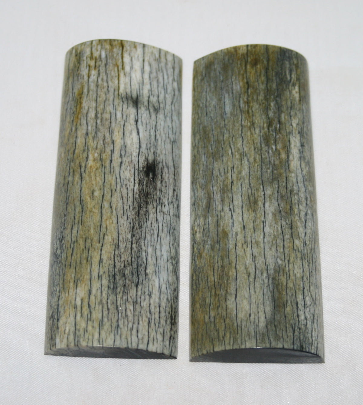 NB108S37 Giraffe Bone Scales