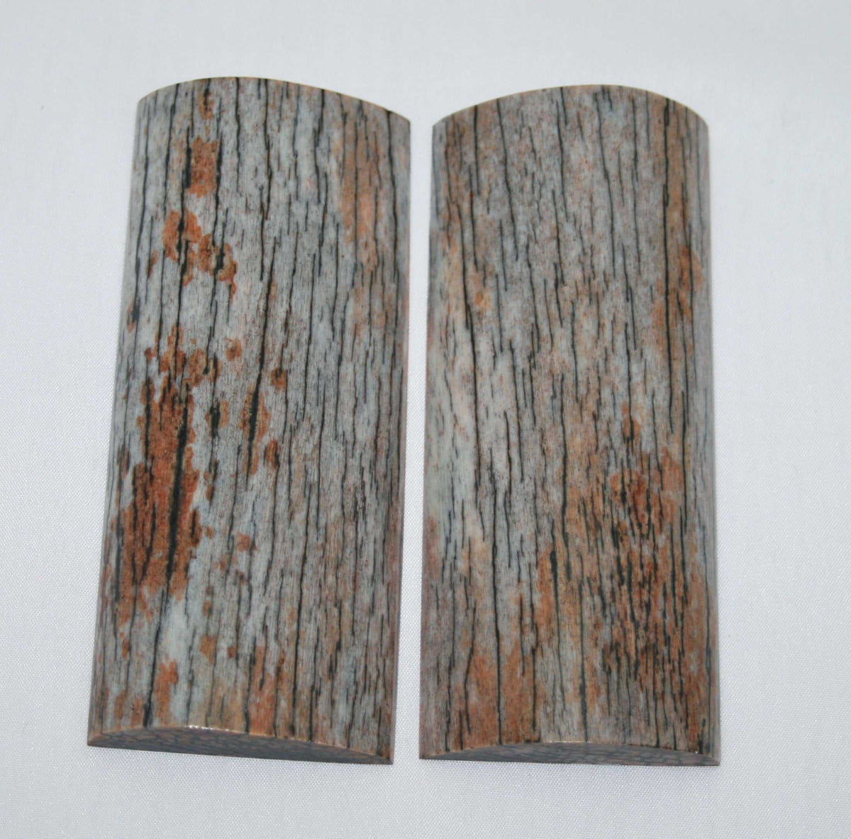 NB108YY39 Giraffe Bone Scales Set