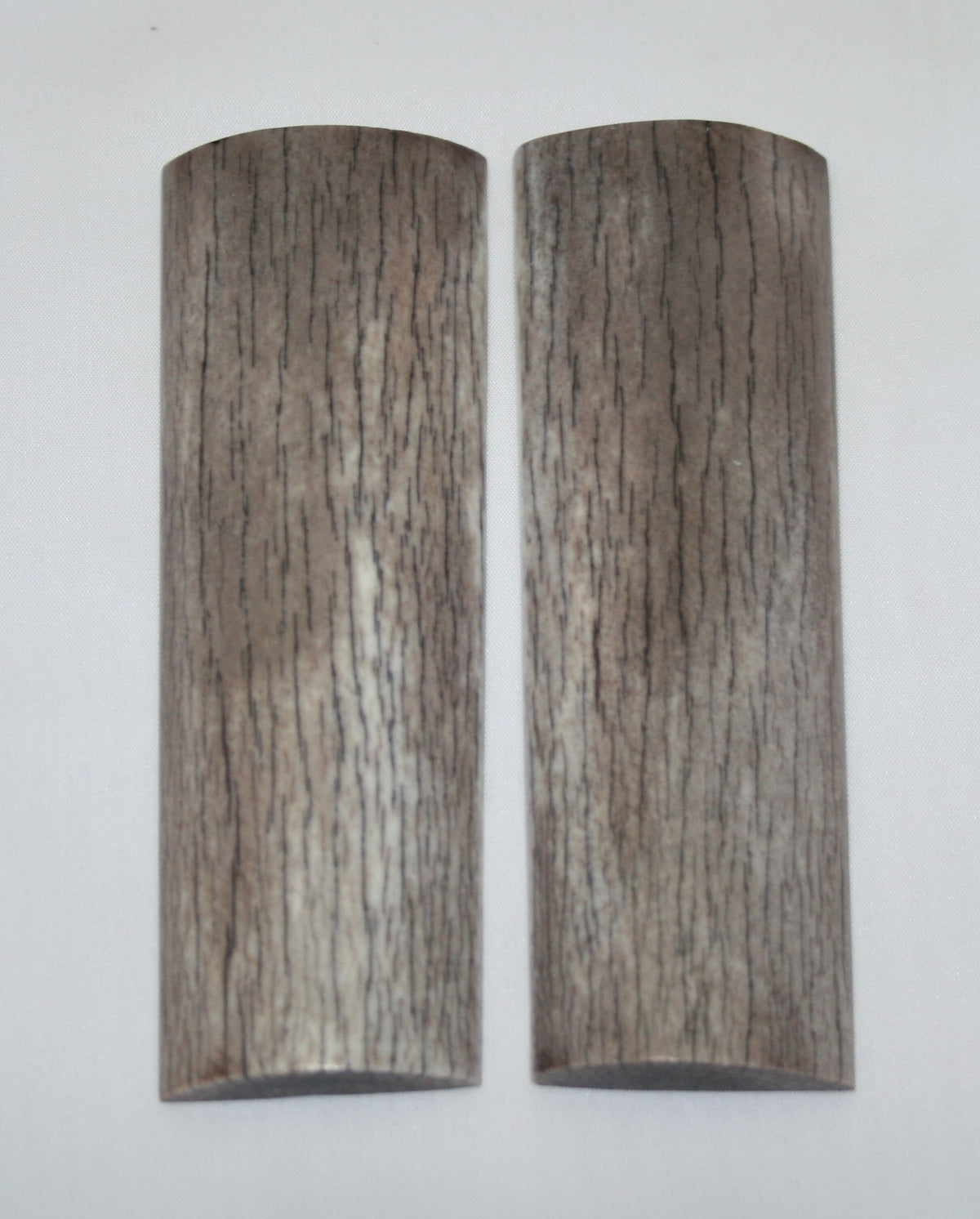 NB108YY70 Giraffe Bone Scales Set